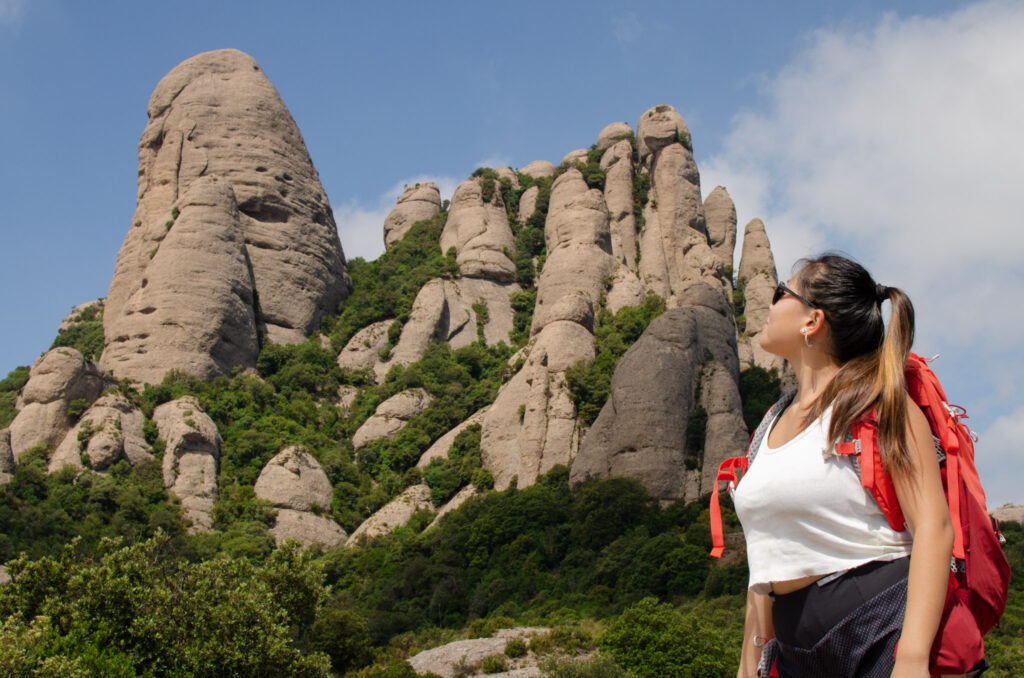 Excursionista davant les agulles de Montserrat