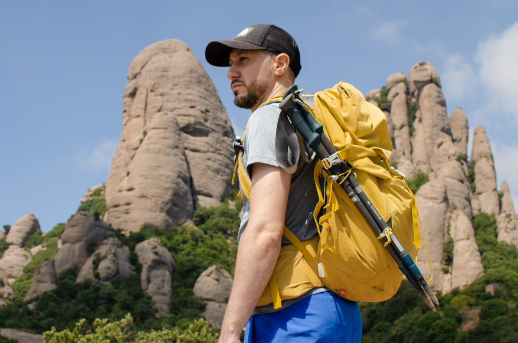 Excursionista entre les agulles de Montserrat