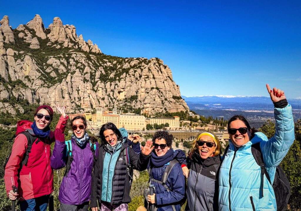 Grup en una sortida a Montserrat, amb el monestir al fons