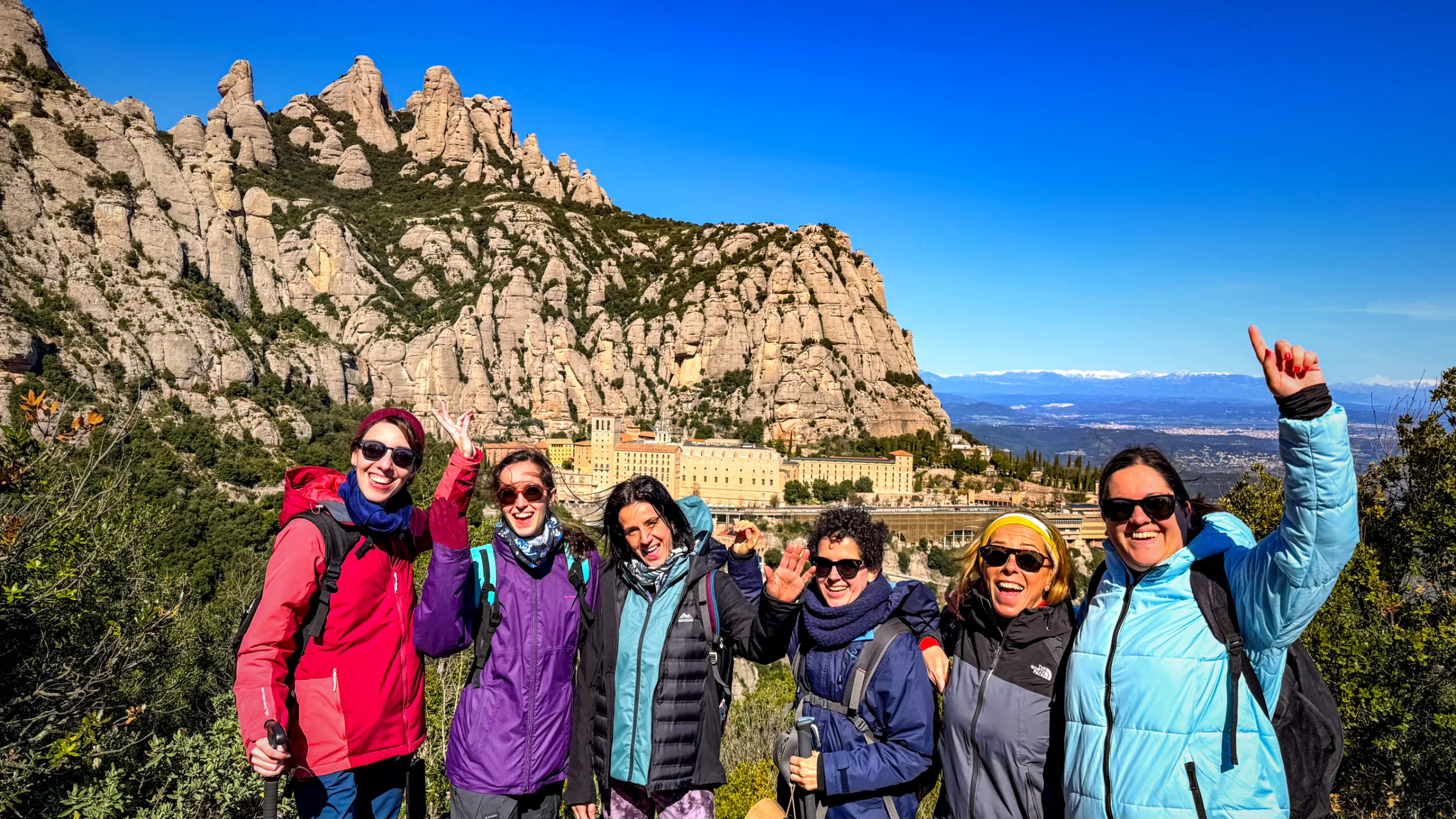 Grup de clients de Momentural amb el monestir i les agulles de Montserrat al fons